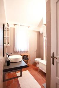 ein Bad mit einem Waschbecken und einem WC in der Unterkunft Casa di Giò in Pula