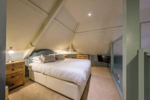 Tempat tidur dalam kamar di The Globe Inn
