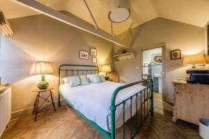 Tempat tidur dalam kamar di The Globe Inn