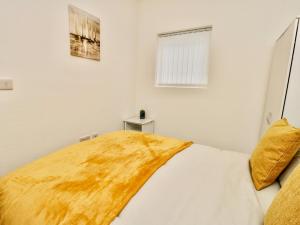 ein Schlafzimmer mit einem Bett mit einer Holzdecke darauf in der Unterkunft Port Apartment 2 in Holyhead