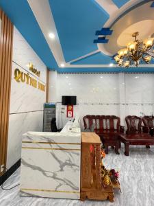 Nhà nghỉ Quỳnh Như في Cao Lãnh: غرفة بطاولة وكراسي وسقف