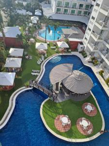 una vista aérea de una piscina del complejo con sombrillas en Wild Orchid Resort, en Ángeles