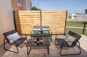 2 Stühle und ein Tisch auf der Terrasse in der Unterkunft Gîtes Chantelauze in Narbonne