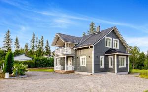 une grande maison avec une grande allée. dans l'établissement Villa Björkbacken, à Nummela