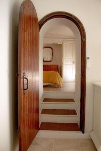 a hallway with a door leading to a bedroom at Gite en Provence proche Avignon in Sauveterre