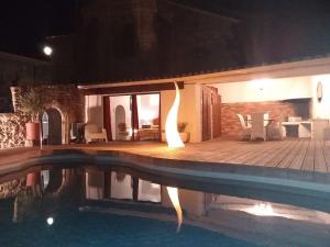 Basen w obiekcie Gite en Provence proche Avignon lub w pobliżu