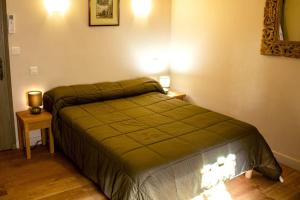 Łóżko lub łóżka w pokoju w obiekcie Gite en Provence proche Avignon