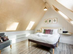 um quarto com uma cama no sótão em Lodge 7 em Wareham