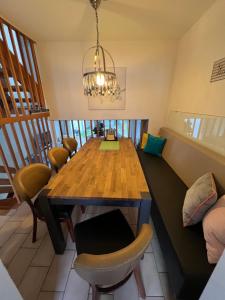 Un comedor con mesa y sillas de madera. en Ella2, en Grömitz