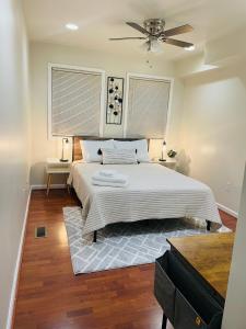 Schlafzimmer mit einem Bett und einem Deckenventilator in der Unterkunft Cozy home with rooftop deck-downtown baltimore in Baltimore