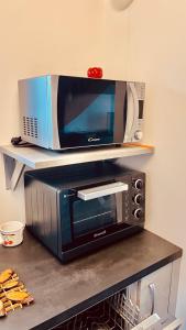 kuchenka mikrofalowa na górze kuchenki mikrofalowej w obiekcie Kerhos - appartement vue mer w mieście Camaret-sur-Mer +10 zdjęć