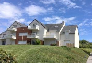 duży dom na wzgórzu z trawnikiem w obiekcie Kerhos - appartement vue mer w mieście Camaret-sur-Mer