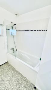 łazienka z prysznicem i wanną w obiekcie Kerhos - appartement vue mer w mieście Camaret-sur-Mer