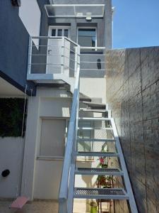 Una escalera que conduce a una casa en Moderno y cómodo PH zona Aldrey/Materno en Mar del Plata