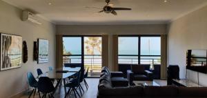 Sere KundaにあるLuxury large 4 bedrooms Beach front houseのリビングルーム(ソファ、テーブル、椅子付)
