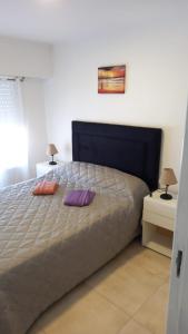 1 dormitorio con 1 cama con 2 almohadas en Moderno y cómodo PH zona Aldrey/Materno en Mar del Plata