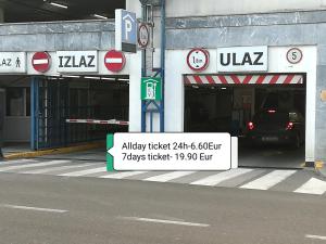 uma garagem com um carro estacionado nela em Lea Studios em Zagreb