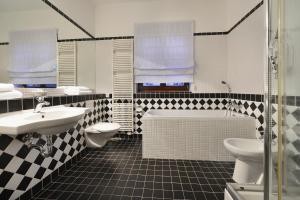 Koupelna v ubytování Hotel Morris Relax & Wellness
