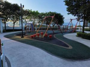 um parque com um parque infantil com uma montanha-russa em Ipoh D'Festivo Luxury Homestay em Ipoh