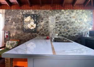 cocina con fregadero y encimera en Stonetrail Villas, en Arnos Vale