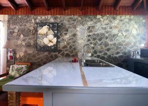 - une cuisine avec un évier et un comptoir dans l'établissement Stonetrail Villas, à Arnos Vale