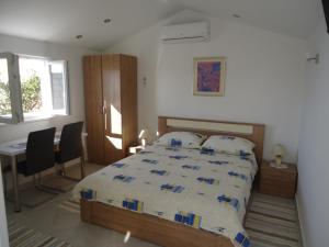 een slaapkamer met een bed, een bureau en een tafel bij Apartment Prime Dubrovnik in Dubrovnik