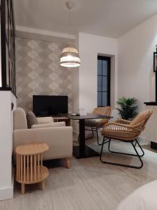 een woonkamer met een bank en een tafel bij Apartamentos WUR in Madrid