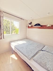 1 dormitorio con 2 camas y ventana en Casa Azul-Tiny house with fantastic view, big outdoor space and pool en Silves