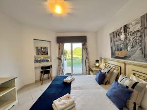 Ένα ή περισσότερα κρεβάτια σε δωμάτιο στο Albufeira Balaia Golf Vilage 1 With Pool by Homing +42 φωτογραφίες