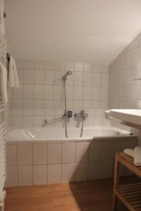 レッヒにあるHaus Biberkopfのバスルーム(バスタブ、シャワー付)が備わります。