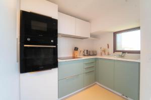 Kuchyňa alebo kuchynka v ubytovaní Villa Ananda - Surya - un havre de paix avec vue mer et étangs