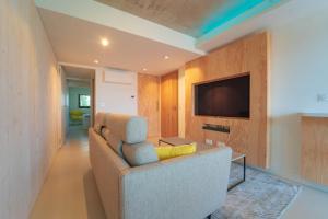 Televízia a/alebo spoločenská miestnosť v ubytovaní Villa Ananda - Surya - un havre de paix avec vue mer et étangs