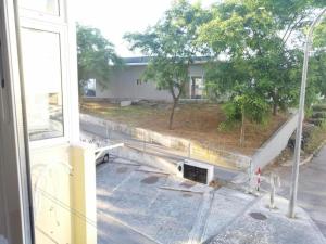 uma vista de uma janela de uma casa em Central Station Apartment em Setúbal