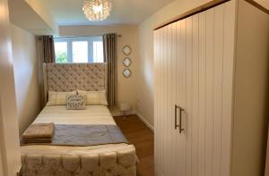 a bedroom with a bed and a large closet at Modern Flat in Watford