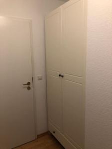 une porte blanche dans une chambre avec une porte dans l'établissement Cozy Appartment with Balcony, à Friedrichshafen