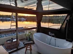 une baignoire assise sur le pont d'un bateau dans l'établissement Escale Royale Port Ilon, à Saint-Martin-la-Garenne