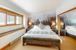 Un dormitorio con una cama y un cuadro en la pared. en Blacksmith Lodge 4, en Big White 31 fotos más