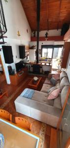 sala de estar con sofá grande y mesa en Tu Casa Rural, en Castilblanco de los Arroyos