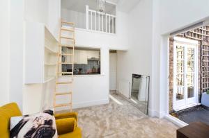 A kitchen or kitchenette at Bright one bedroom apartment with balcony in Maida Vale by UnderTheDoormat