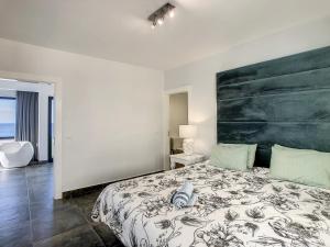 um quarto com uma cama com uma grande cabeceira de cama em On the Wave by LovelyStay em Paul do Mar