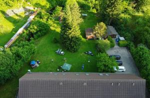 einen Blick über einen Hinterhof mit einem Park mit Fahrzeugen in der Unterkunft Haus am Wolfsbach in Zorge