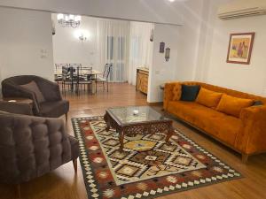 - un salon avec un canapé et une table basse dans l'établissement Nile View Apartment in Zamalek Stays, au Caire