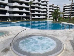 Bazén v ubytovaní Moderno apartamento a 500 m de la playa alebo v jeho blízkosti