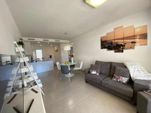 Posedenie v ubytovaní Moderno apartamento a 500 m de la playa