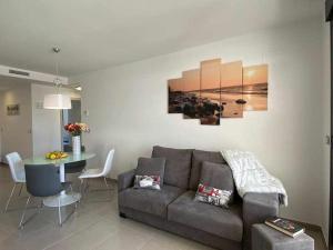 Posedenie v ubytovaní Moderno apartamento a 500 m de la playa