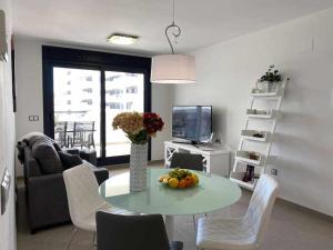 Televízia a/alebo spoločenská miestnosť v ubytovaní Moderno apartamento a 500 m de la playa