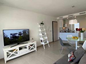 Televízia a/alebo spoločenská miestnosť v ubytovaní Moderno apartamento a 500 m de la playa