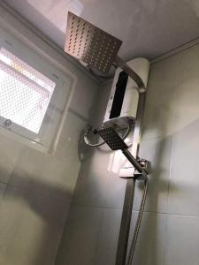 een lamp in een badkamer naast een raam bij Minimalist Loft 107 in Baguio