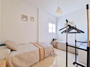 een slaapkamer met 2 bedden en een trap erin bij Apartamento Alférez in Sanlúcar de Barrameda