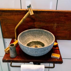 a large bowl sitting on a shelf in a bathroom at Pousada Monttana in Lavras Novas